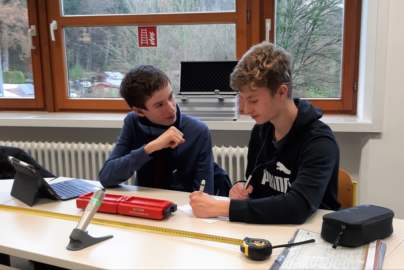 Ein Zug Der Nach Der Schule Fährt Zeigt Uns Sehr Tollen Röcke Ein Zug Der Nach Der Schule Fährt Zeigt Uns Sehr Tollen Röcke