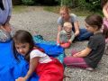 große und kleine Kinder spielen auf der Decke