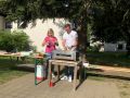 Die zwei GrillmeisterInnen am Werk