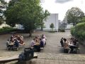 Abendessen unter freiem Himmel im Pausenhof