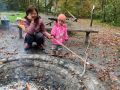 Würstchengrillen am Lagerfeuer