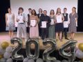 Realschulabschlussschüler mit Lehrkräften